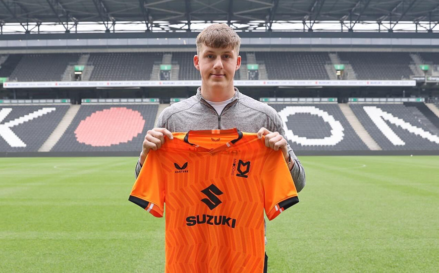 Stacey Signs Pro Dons Deal